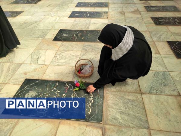 غبار روبی مزار شهدا شهرستان خلیل آباد توسط دانش آموزان بسیجی اموزشگاه مرحوم پاکدل 