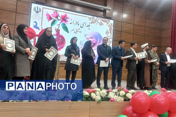 مراسم یلدای مادرانه با حضور فرهنگیان و دانش‌آموزان در اردوگاه شهید منتظری شهریار