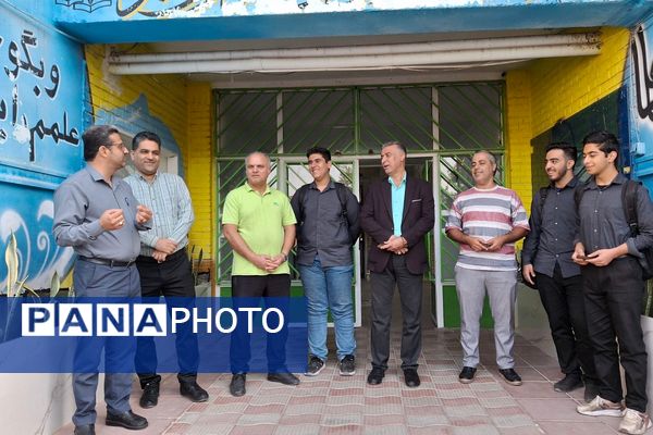 تجلیل دبیرستان شهید قمی از پدران مسئول در نیروی انتظامی و آتش‌نشانی