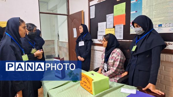  انتخابات شورای دانش آموزی در دبیرستان دخترانه قویدل