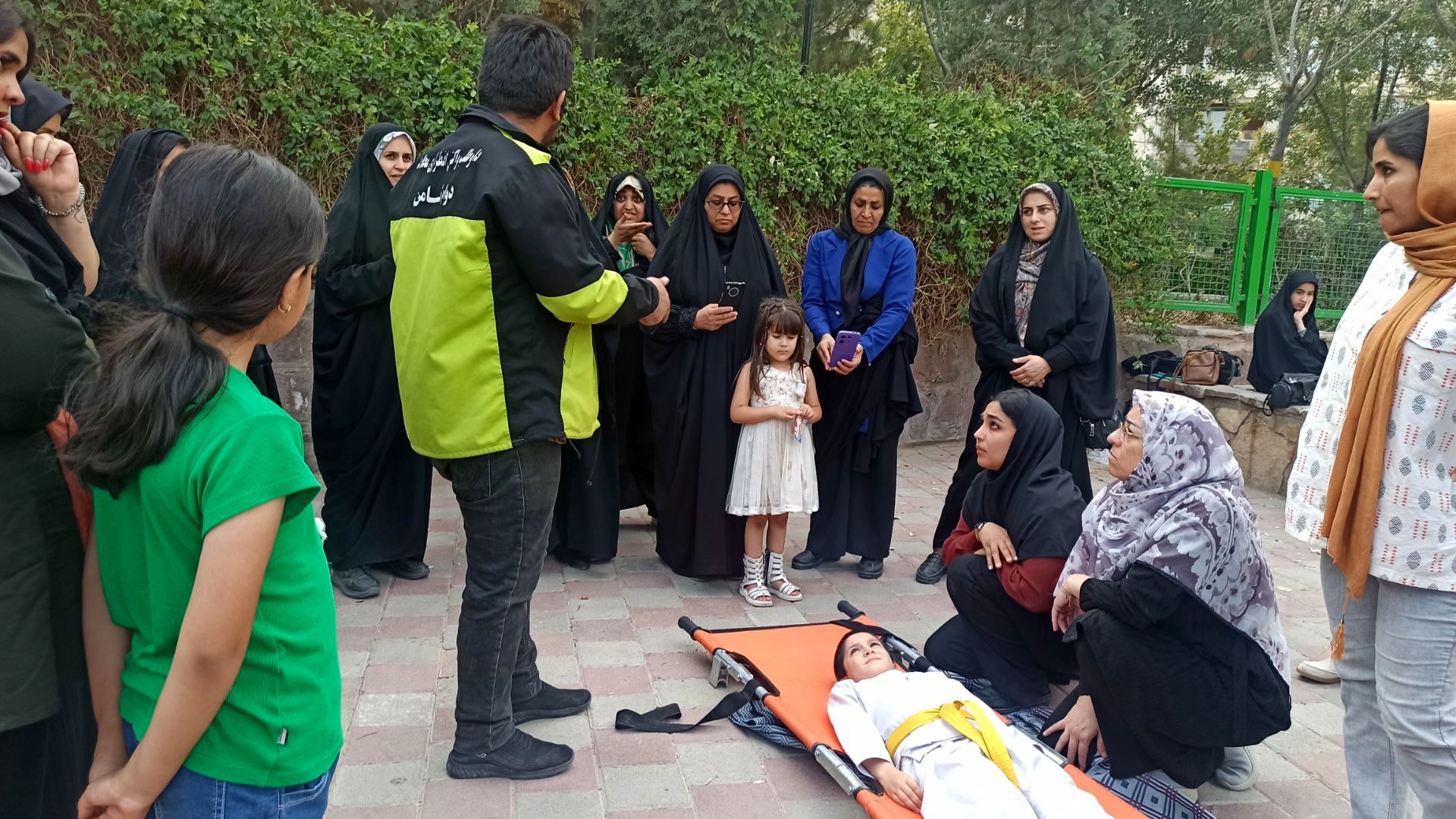 آموزش میدانی چادر زنی و حمل مصدوم برای شهروندان در پارک صادقیه مشهد  