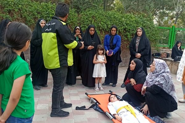 آموزش میدانی چادر زنی و حمل مصدوم برای شهروندان در پارک صادقیه مشهد  