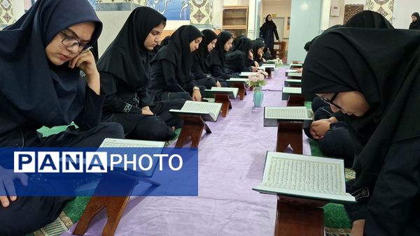 محفل قرآنی همراه با صبحانه سالم در دبیرستان فرزانگان ۲