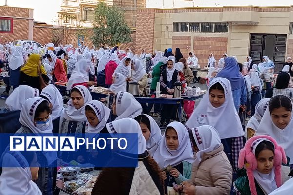 برپایی بازارچه کسب‌و‌کار در مدرسه شهدای پانزده خرداد قرچک