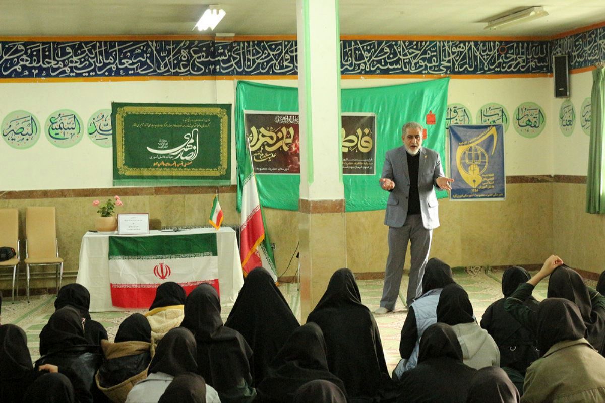 مدرسه حضرت معصومه میزبان نشست تخصصی هدایت تحصیلی دانش‌آموزان پایه نهم