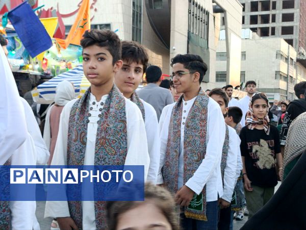 گوشه‌ای از راهپیمایی غدیر خونین در مشهد مقدس
