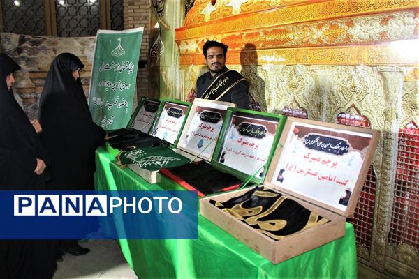 استقبال نوجوانان از غرفه‌های یادواره شهدای مسجد جامع قم