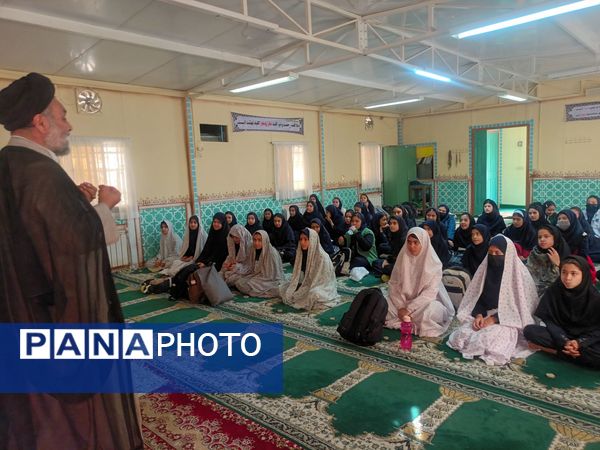 نماز جماعت در دبیرستان میرزا جعفر سروقد مشهد مقدس 