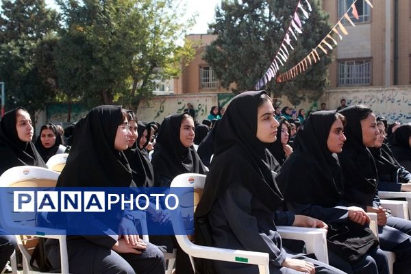 آیین نواختن زنگ بازگشایی مدارس در بهارستان‌2