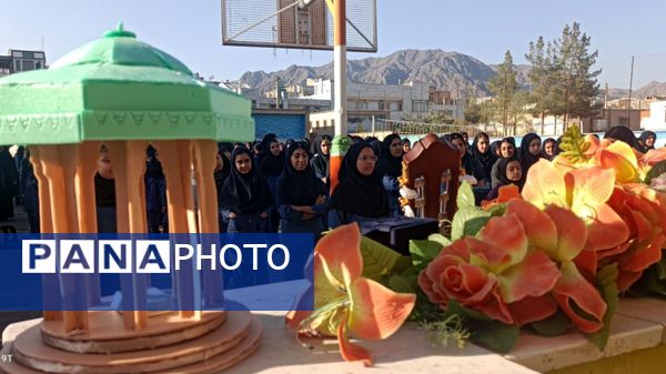 رونمایی از استعدادهای هنری دانشآموزان در نمایشگاه فرهنگ و هنر دبیرستان هاجر بیرجند