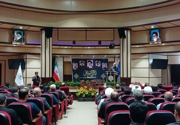 ایستادگی و مقاومت امام خمینی (ره) به مردم ایران عزت داد