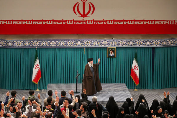 دیدار جمعی از رأی اولی‌ها و خانواده‌های شهدا با رهبر انقلاب اسلامی