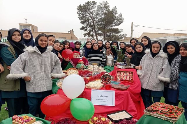 برگزاری جشن شب یلدا در دبیرستان دخترانه امام خمینی (ره)