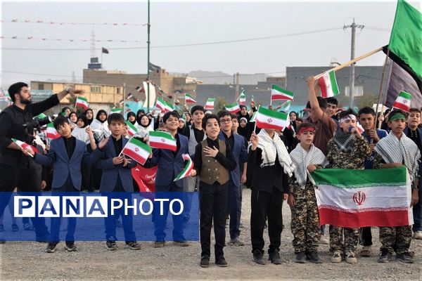همخوانی گروه‌های دانش آموزی قم در اجرای سرود «ایران بخوان»