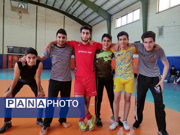 مسابقات فوتسال درون مدرسه به مناسبت هفته تربیت بدنی برگزار شد 