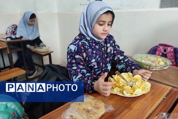  جشنواره غذای سالم در دبستان شاهد حاج تقی آقا بزرگ ناحیه یک مشهد 