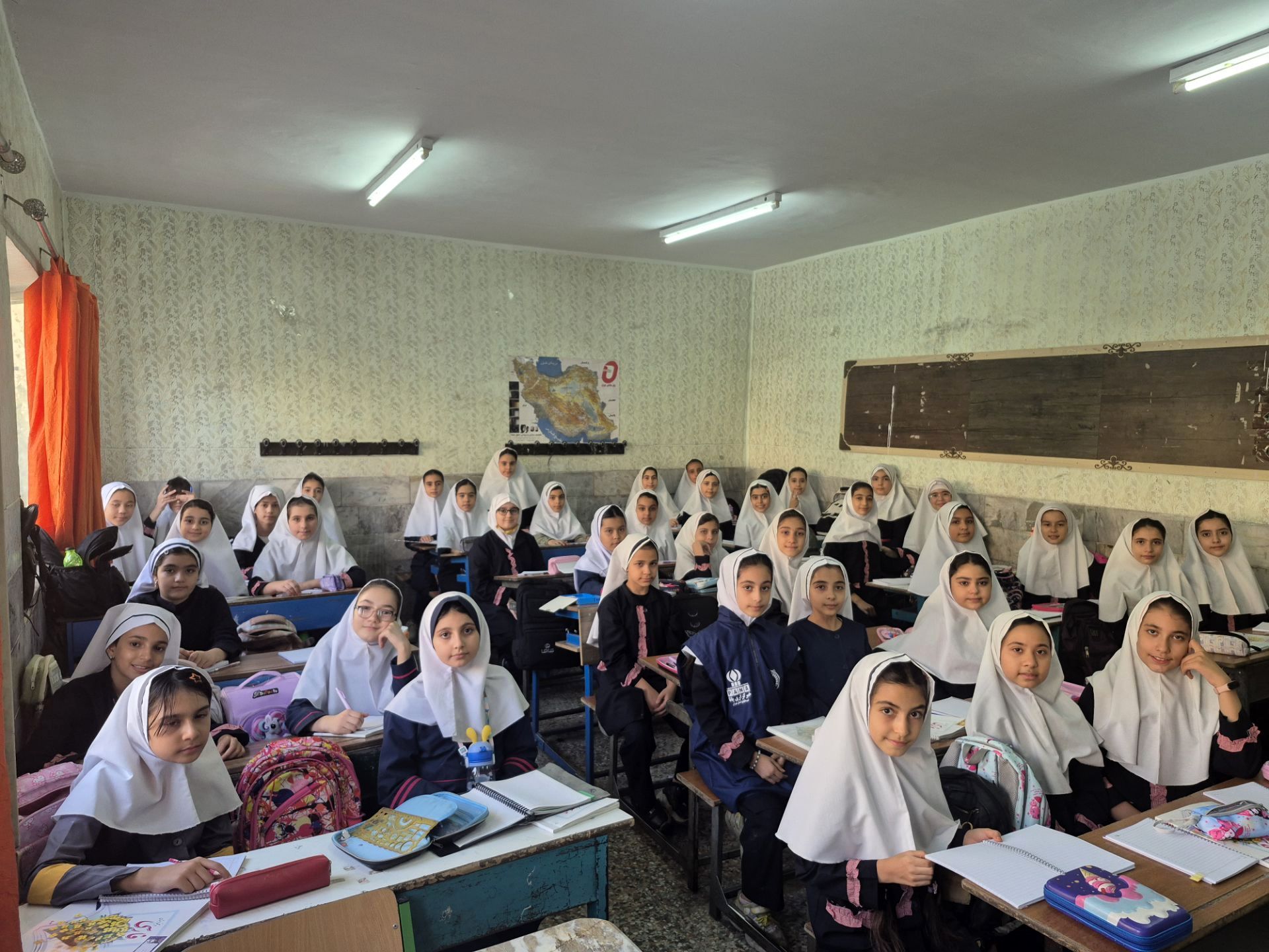  عکس یادگاری کلاس ۴٫۲مدرسه هدی شهرستان قدس