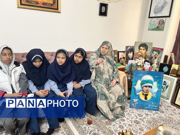 دیدار دانش‌آموزان دبستان المهدی ناحیه 2 کرج با خانواده دانش‌آموز شهید رضا پناهی