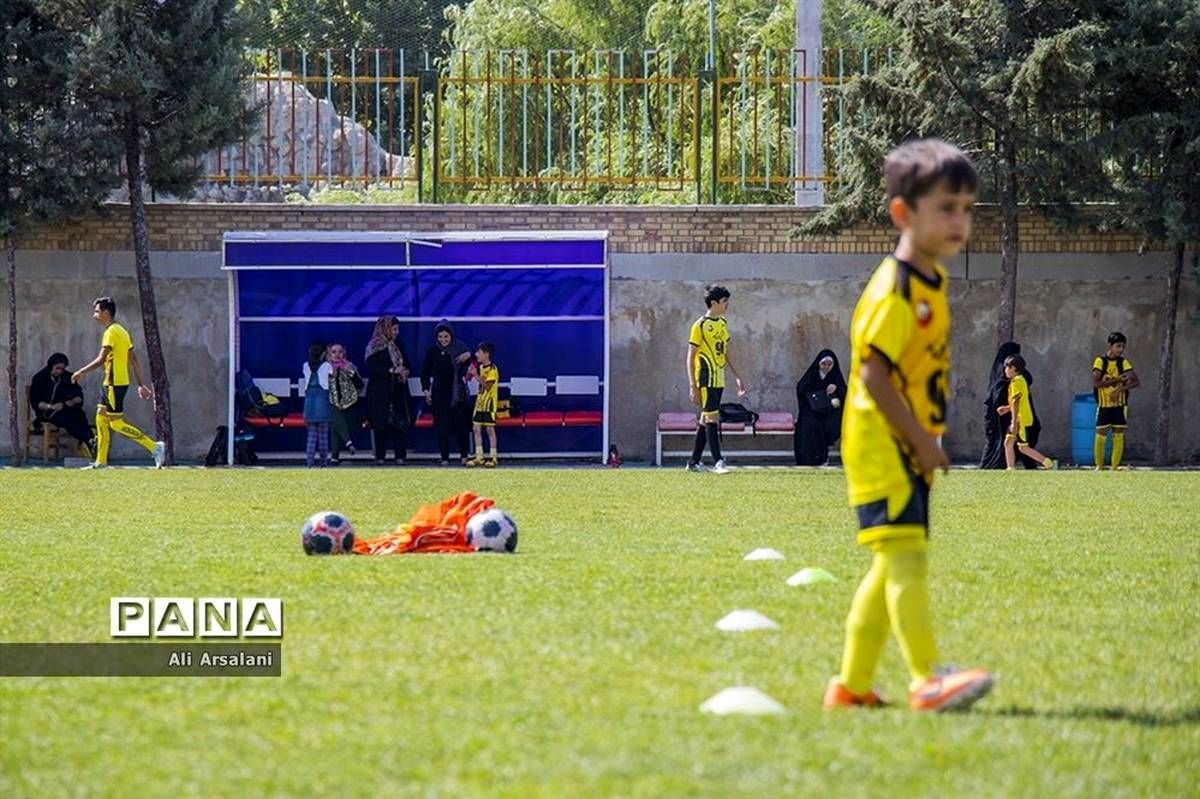 باید لیگ فوتبال دانش آموزی برگزار شود