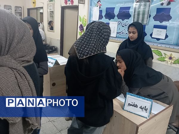 تحویل کارنامه در دبیرستان نمونه اندیشه