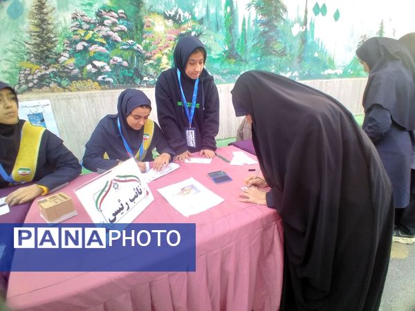 انتخاب نمایندگان شورای دانش‌آموزی در دبیرستان شاهد تکتم ناحیه سه