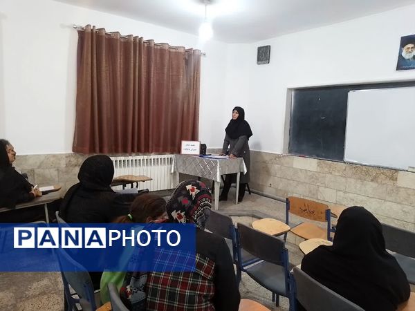  دیدار دبیران با اولیا در دبیرستان دخترانه فاطمیه 