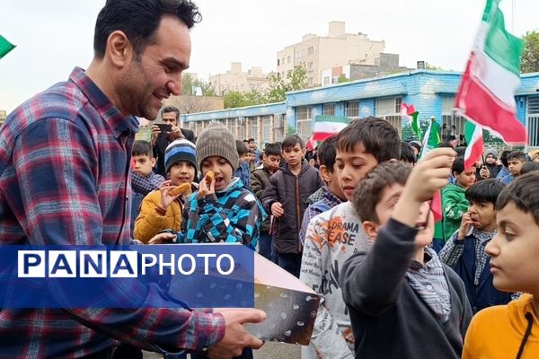 شادی دانش آموزان دبستان سعدی یک در تحقق وعده صادق تنبیه اسرائیل