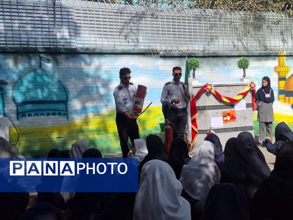 نور امید در دل آتش تجلیل از قهرمانان مدرسه مهندس رحمانی فرد در روز آتش‌نشان