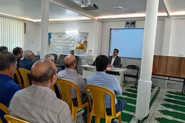 جلسه انجمن اولیا و مربیان مدرسه آیت الله خامنه‌ای