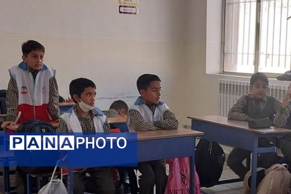 آموزش شرایط اضطراری و پناهگیری در دبستان باقرالعلوم فیروزکوه