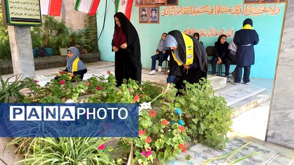 قدم‌های کوچک برخاک بزرگ