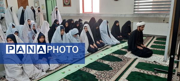محفل نماز جماعت در دبیرستان نمونه دولتی مهشید مصلی نژاد
