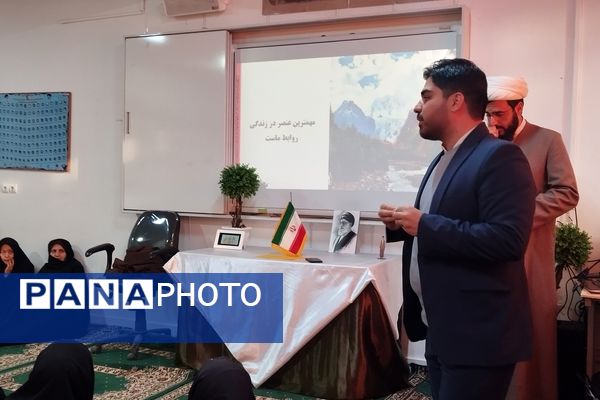 جلسه آموزش فرزند پروری برای والدین در مدرسه دخترانه مهندس رحمانی فرد ناحیه یک مشهد 