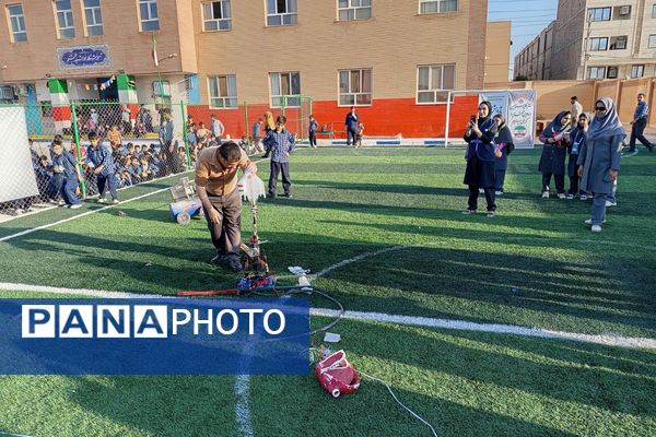هیجان پرتاب موشک آبی در هفته هوافضا با حضور دانش‌آموزان در پژوهشسرای خواجه نصیرالدین طوسی