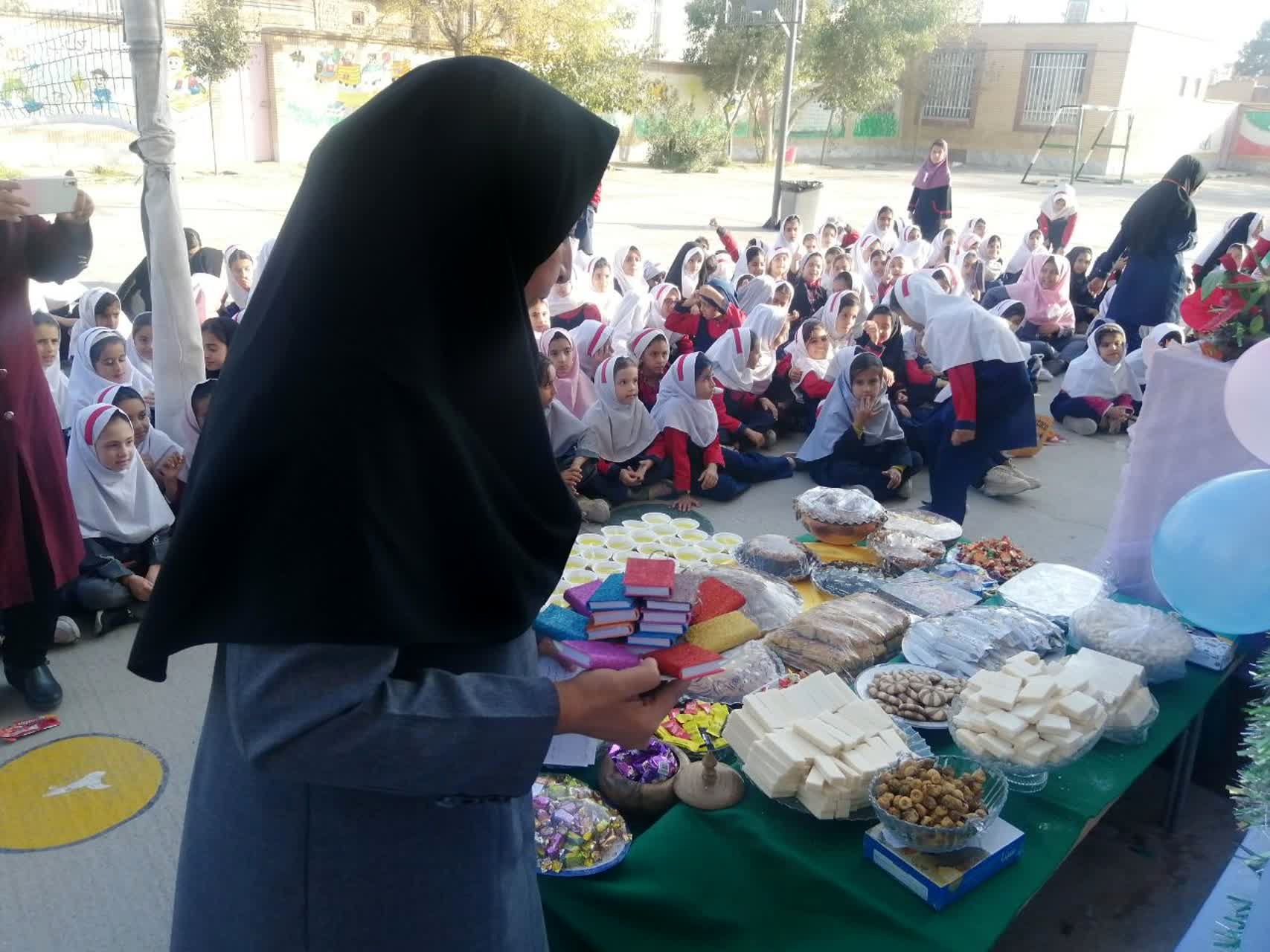 جشن ولادت حضرت زینب(س) و بزرگداشت روز پرستار در دبستان تکتم