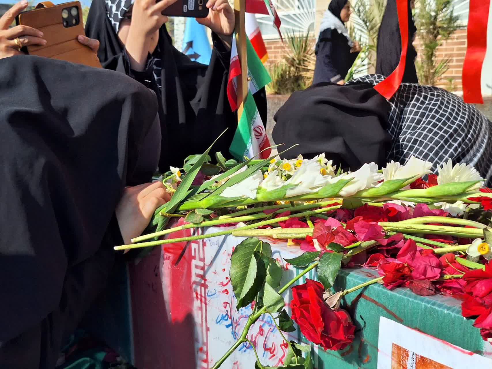 میزبانی دانش‌آموزان دختر بیرجندی از شهید گمنام 