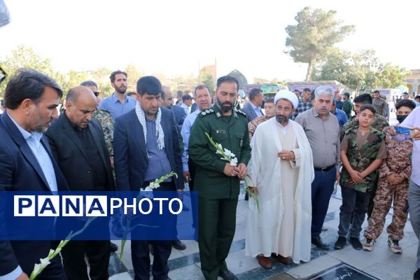 گلباران مزار شهدا به‌مناسبت هفته دفاع مقدس در آستان مقدس امامزاده بی‌بی سکینه ملارد