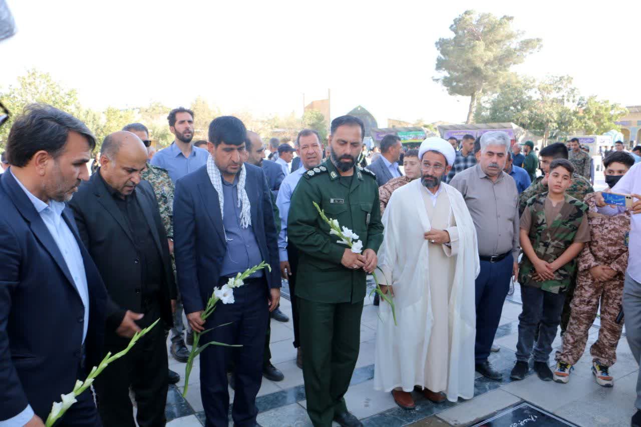 گلباران مزار شهدا به‌مناسبت هفته دفاع مقدس در آستان مقدس امامزاده بی‌بی سکینه ملارد