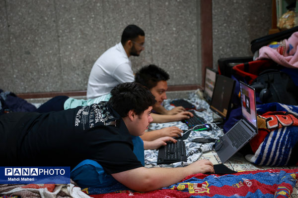 اعتکاف دانش‌آموزی در مسجد جامع شهرک غرب