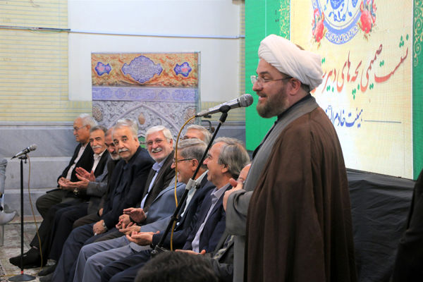 نشست صمیمی‌ دانش‌آموختگان دبیرستان امام رضا(ع) قم در هیات خادم الرضا(ع)