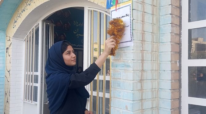 آیین نواختن زنگ مهر و مقاومت در دبیرستان نمونه دولتی محدثه شهرستان گرمسار