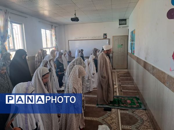 نماز جماعت در نمازخانه آموزشگاه زهرا عبداللهیان ارغا 