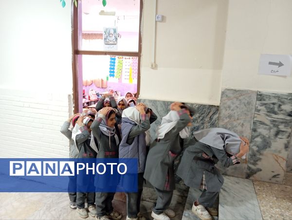 برگزاری مانور زلزله در دبستان دخترانه نرجس یک 