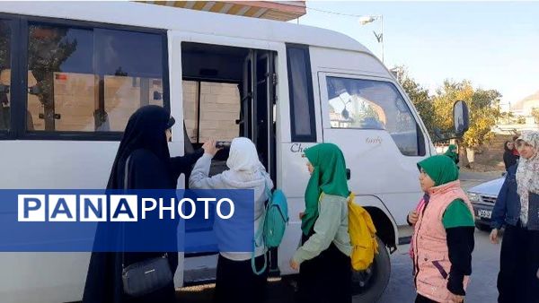 اعزام گروه سرود منتخب ناحیه شازند به اختتامیه سومین جشنواره سرود فجر مرحله استانی