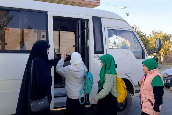 اعزام گروه سرود منتخب ناحیه شازند به اختتامیه سومین جشنواره سرود فجر مرحله استانی