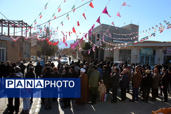 تمثال مبارک امام خمینی(ره) در شهر درق گلباران شد 