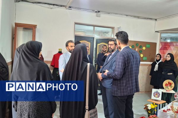 بازدید معاون پرورشی و فرهنگی ادارهکل شهرستانهای استان تهران از جشنواره انار در هنرستان امالبنین ورامین