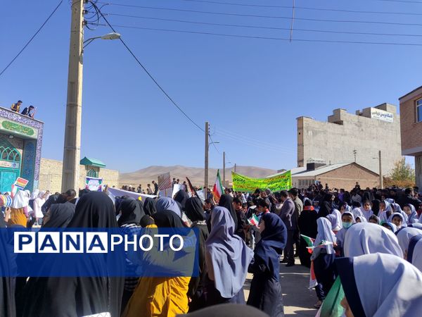 حضور گسترده دانش آموزان سورشجان در راهپیمایی ۱۳ آبان؛ فریاد ایستادگی در برابر استکبار جهانی