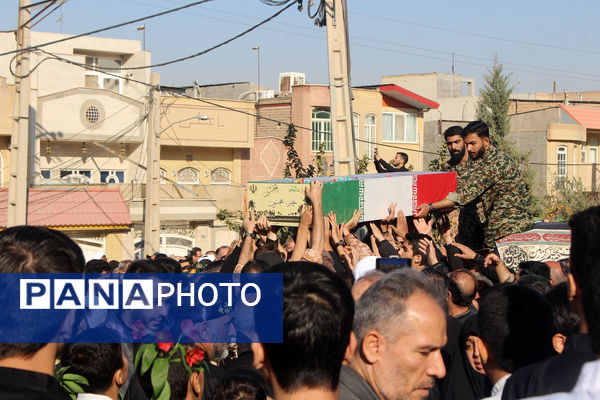 جلوه‌هایی از حضور نوجوانان در مراسم تشییع و خاکسپاری شهدای گمنام