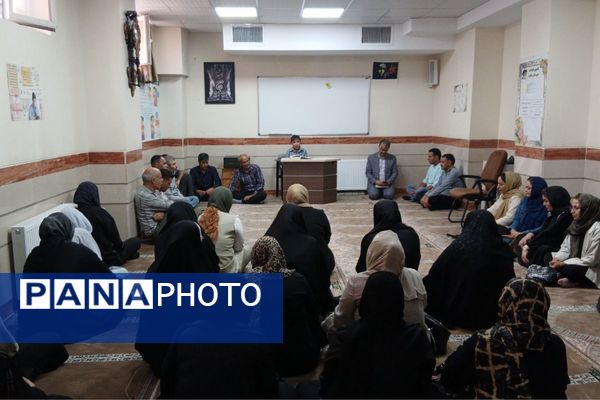 جلسه انجمن اولیاء و مربیان در دبیرستان بشارت بهارستان دو